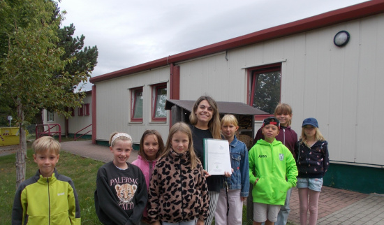 Übergabe des Projekteordners an die Klasse 4 der Grundschule Klipphausen Foto: Sylvia Siebert