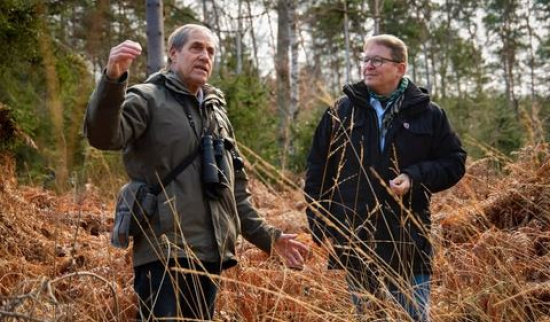 Matthias Schrack, Leiter der NABU-Fachgruppe Großdittmannsdorf, mit NABU-Präsident Jörg-Andreas Krüger in den Waldmooren bei Großdittmannsdorf. Foto: Robert Beske