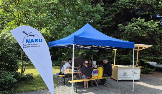 Unser dicht umlagerter Infostand am 10.08.2025 im Botanischen Garten Foto: Lutz Hennig