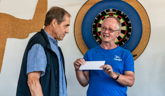 Glückwünsche des NABU Regionalverbandes Dresden-Meißen e.V. an den Fachgruppenleiter Matthias Schrack Foto: Wolfgang Kürner